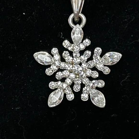 Elegant Silver Snowflake Pendant Necklace - Picture 3 of 5